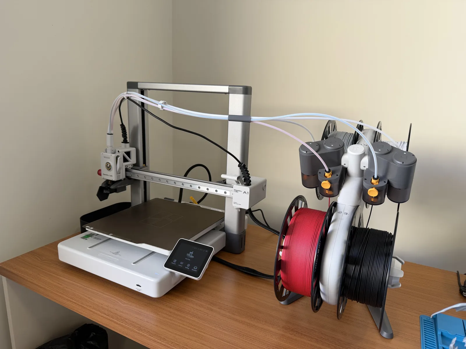 Impressora 3D Bambu Lab A1 com AMS de 4 filamentos no laboratório da Abrahao Labs em Atibaia