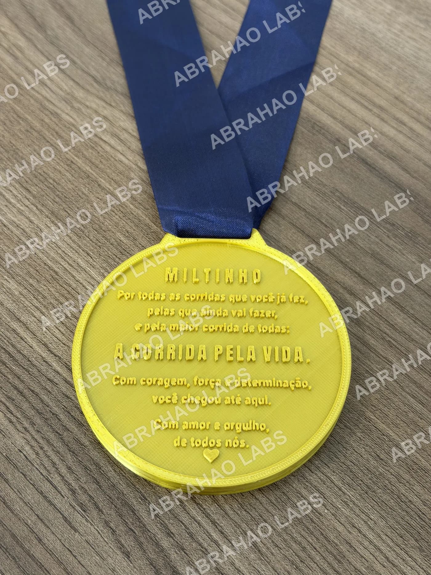 Verso real da medalha de homenagem com mensagem da família gravada em relevo na peça impressa