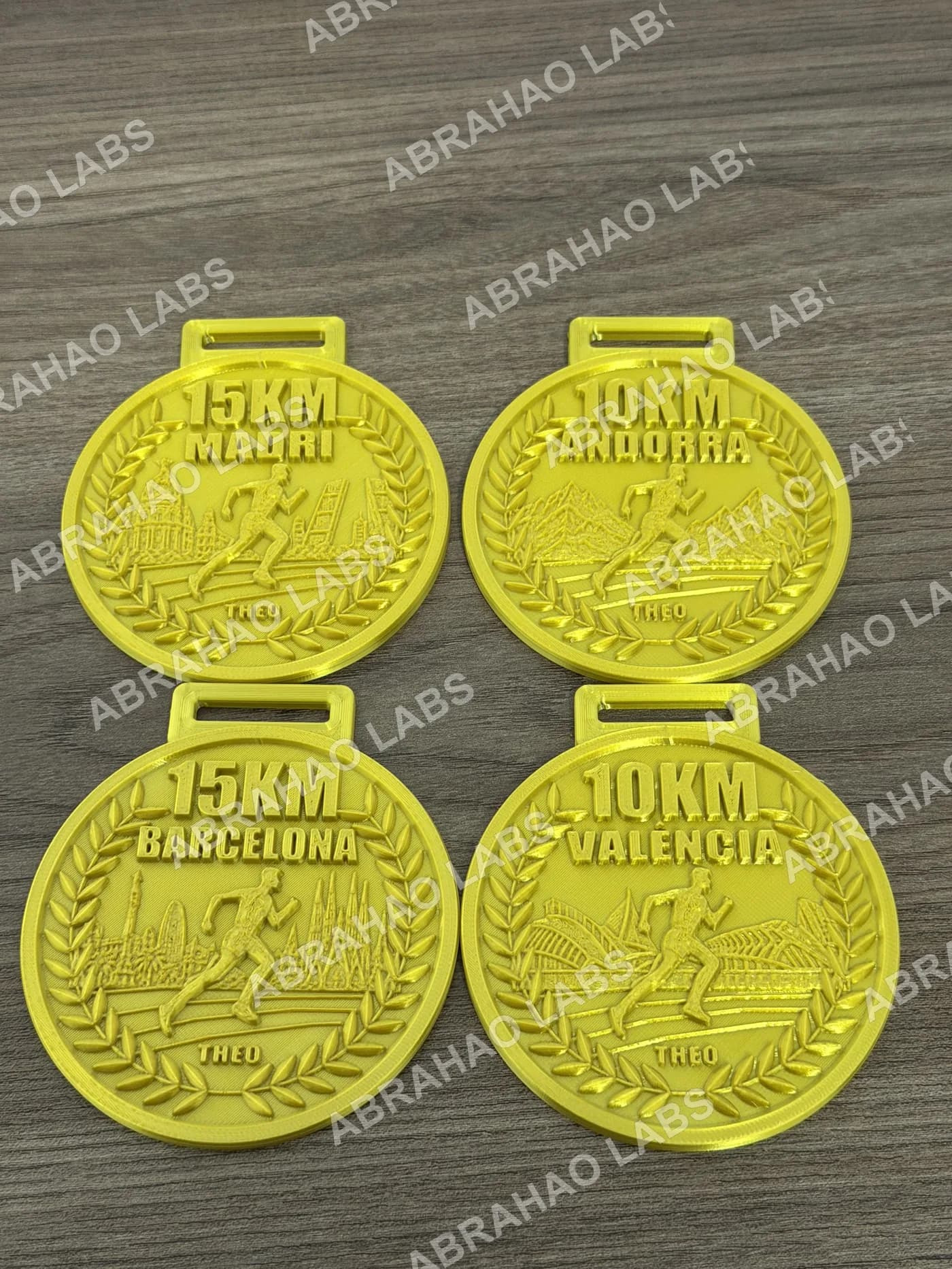 Foto real de kit com 4 medalhas de corrida impressas em 3D: 10km Andorra, 10km Valencia, 15km Madri e 15km Barcelona